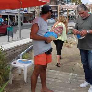 Μοίρασαν χάρτινα τασάκια στις παραλίες του Ρεθύμνου Μοίρασαν χάρτινα τασάκια στις παραλίες του Ρεθύμνου