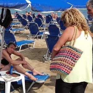 Μοίρασαν χάρτινα τασάκια στις παραλίες του Ρεθύμνου Μοίρασαν χάρτινα τασάκια στις παραλίες του Ρεθύμνου