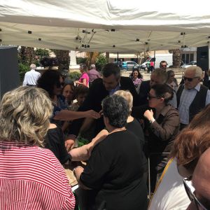 Οι κάτοικοι της Ν. Αλικαρνασσού αγκάλιασαν την τσάντα πολλαπλών χρήσεων του Ε.Σ.Δ.Α.Κ. Οι κάτοικοι της Ν. Αλικαρνασσού αγκάλιασαν την τσάντα πολλαπλών χρήσεων του Ε.Σ.Δ.Α.Κ.