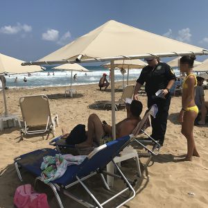 Δράση ενημέρωσης και διανομής του χάρτινου σταχτοδοχείου παραλίας Δράση ενημέρωσης και διανομής του χάρτινου σταχτοδοχείου παραλίας