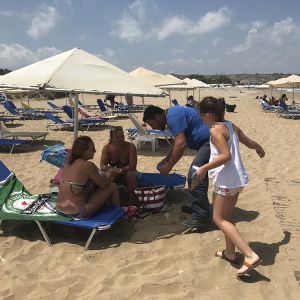 Δράση ενημέρωσης και διανομής του χάρτινου σταχτοδοχείου παραλίας Δράση ενημέρωσης και διανομής του χάρτινου σταχτοδοχείου παραλίας