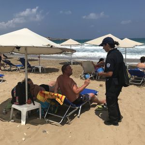 Δράση ενημέρωσης και διανομής του χάρτινου σταχτοδοχείου παραλίας Δράση ενημέρωσης και διανομής του χάρτινου σταχτοδοχείου παραλίας